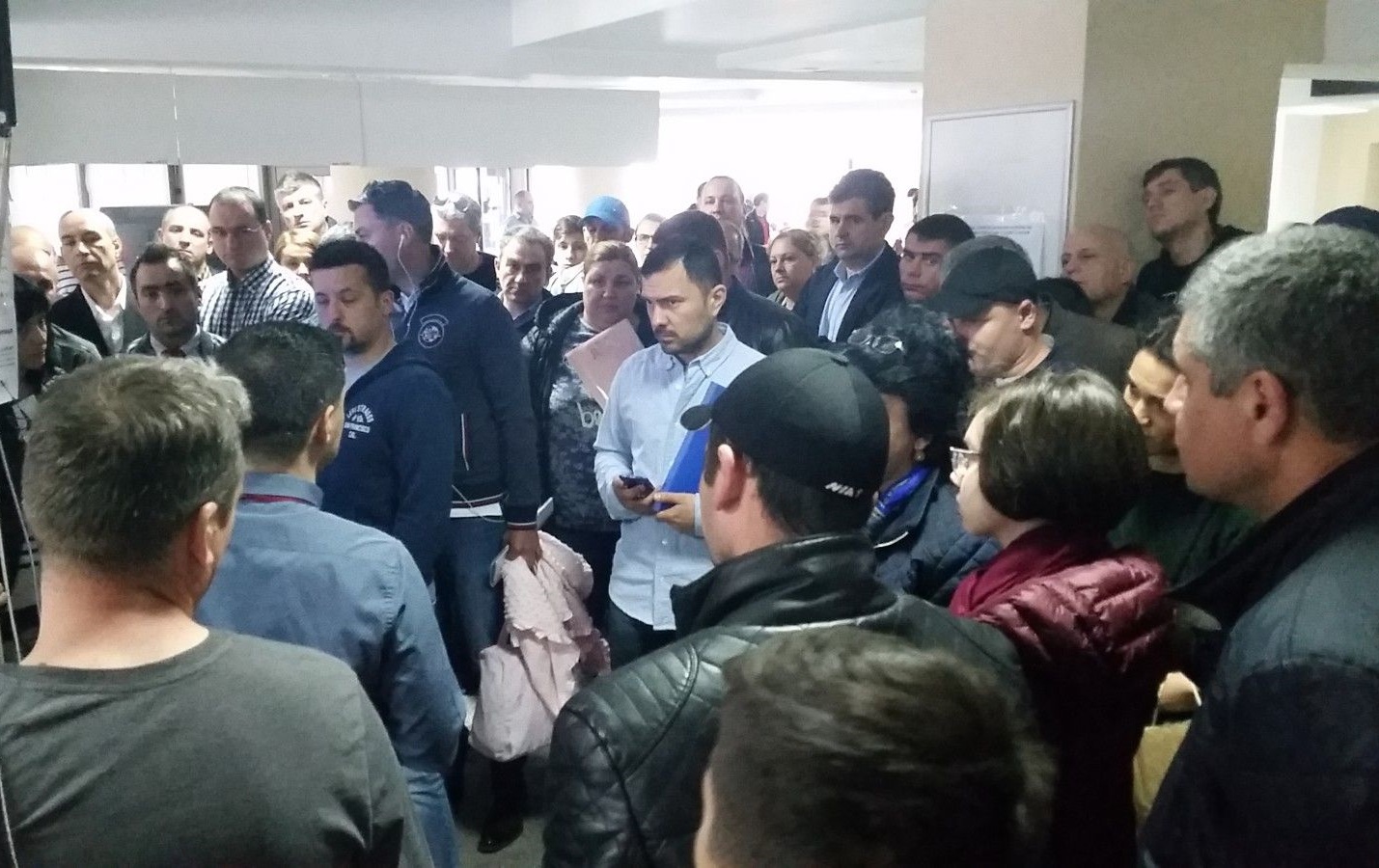 Somați să rezolve criza pașapoartelor (audio)