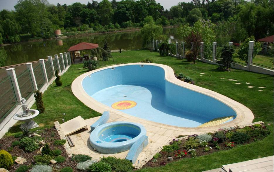 Comuna din România care are atâtea piscine încât a rămas fără apă