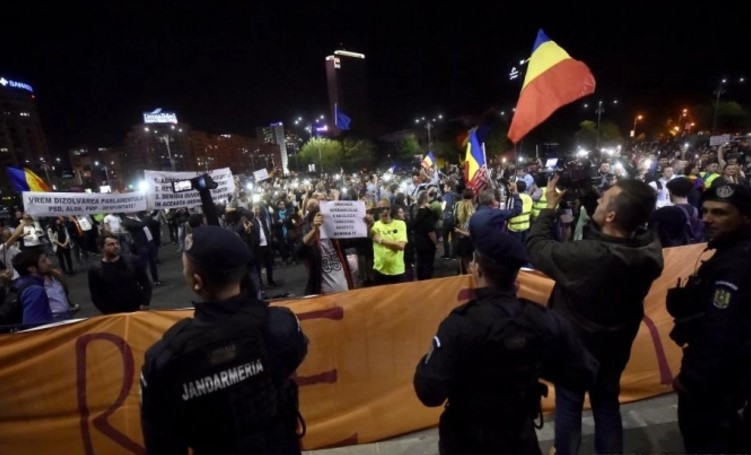 Modificãrile la legile justiției propuse, ieri, de ministrul Tudorel Toader au stârnit reacții dure și proteste de stradã