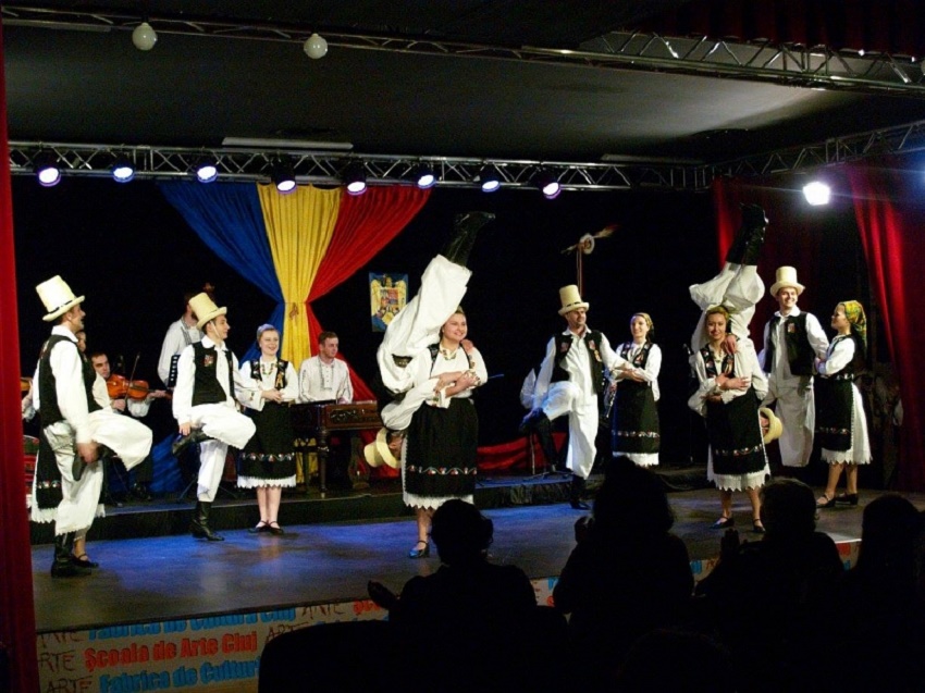 Spectacole la Țicleni, de Sfânta Maria