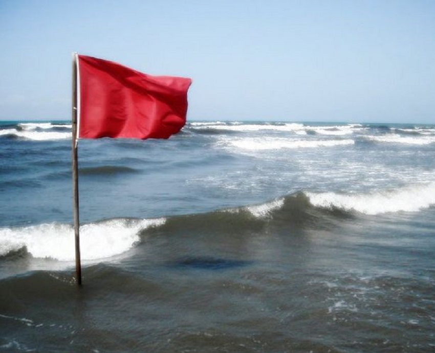 Steag roșu pe litoral
