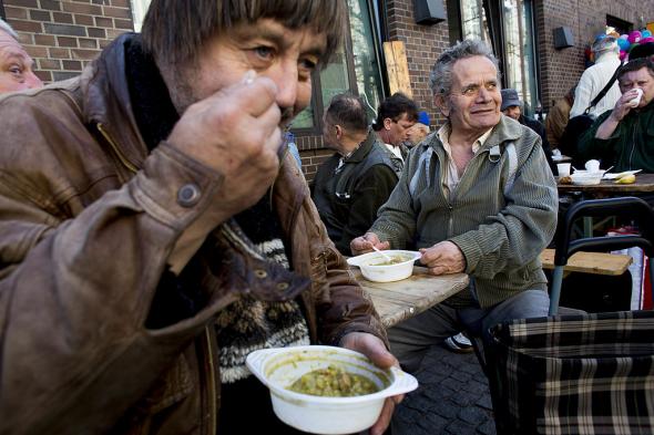 Primarul care a dormit cu boschetarii și dependenții de droguri ca să le afle problemele