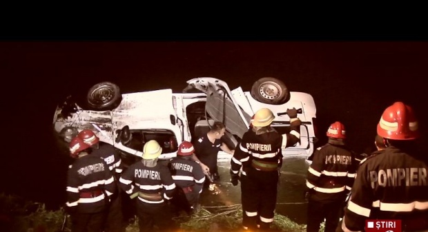 Trei morţi, printre care şi un copil, după ce un microbuz a căzut în râul Dâmbovița