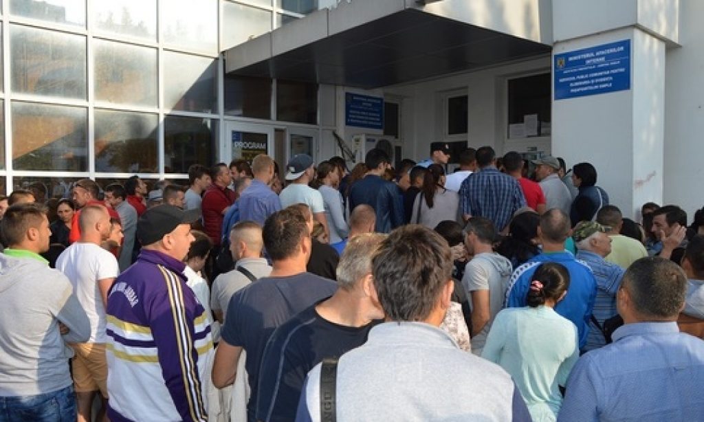 Aglomerație la pașapoarte (audio)