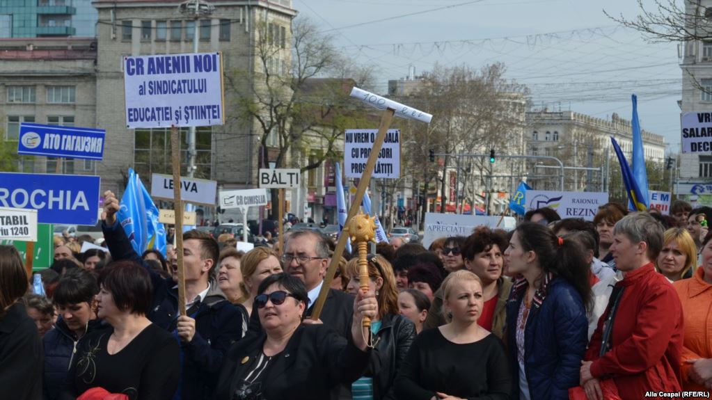 Cadrele didactice protestează