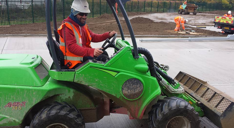 Anglia – Vasile Bolohan își împarte leafa de pe șantier cu copii năpăstuiți din România