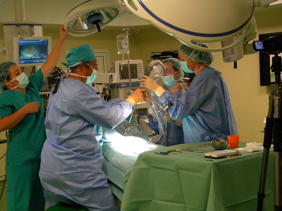 O pacientă supusă unei operaţii în premieră poate să meargă din nou