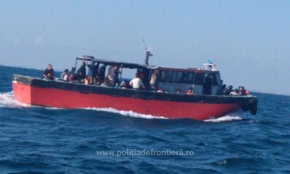 Pescador cu 87 de emigranţi la bord, interceptat în apropierea ţărmului românesc al Mării Negre
