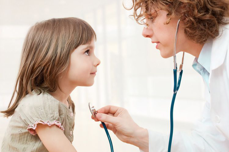 Părinții sunt păcăliți de unitățile de învățământ să facă teste medicale copiilor
