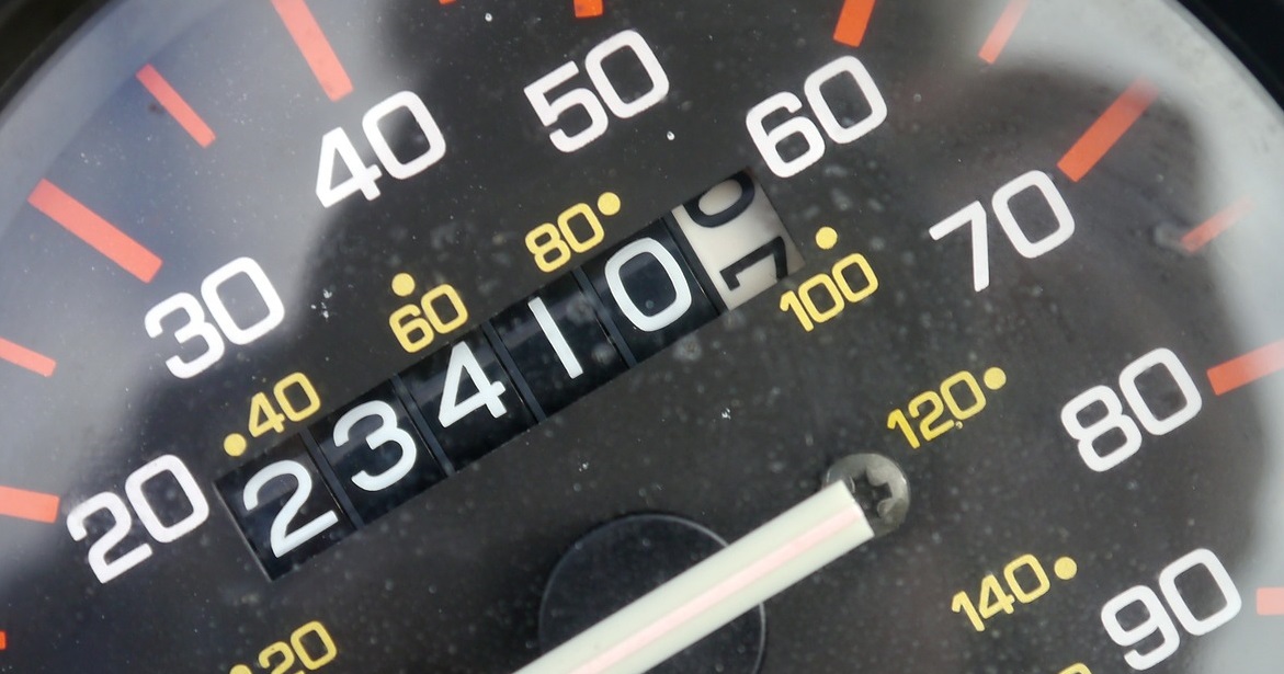 Cum aflăm kilometrii reali ai unei maşini second-hand. Metode infailibile folosite de samsari pentru a găsi „viciile ascunse“
