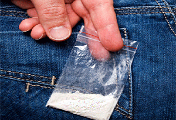 Prinşi cu droguri, la intrarea în parcul Nicolae Romanescu din Craiova