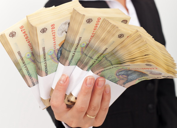 Salariul pentru o secretară din Satu Mare depășește 23.000 de lei. Cum a ajuns să câștige mai mult decât președintele