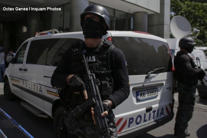 Percheziţii la o reţea de cămătari “cu acte”. Ce le făcea “Fane” datornicilor