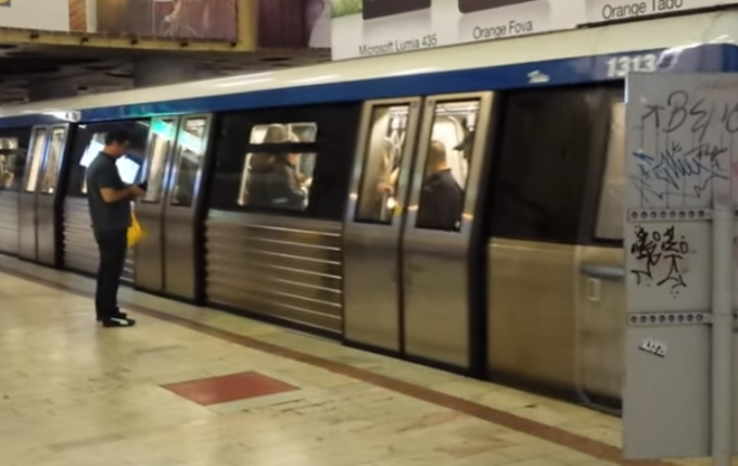 Tânăr lovit de tren în staţia de metrou Republica, după ce a căzut pe șine