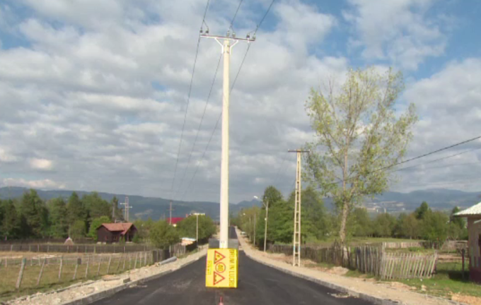 Stâlp de electricitate în mijlocul drumului. Cât a costat asfaltarea celor 3 km