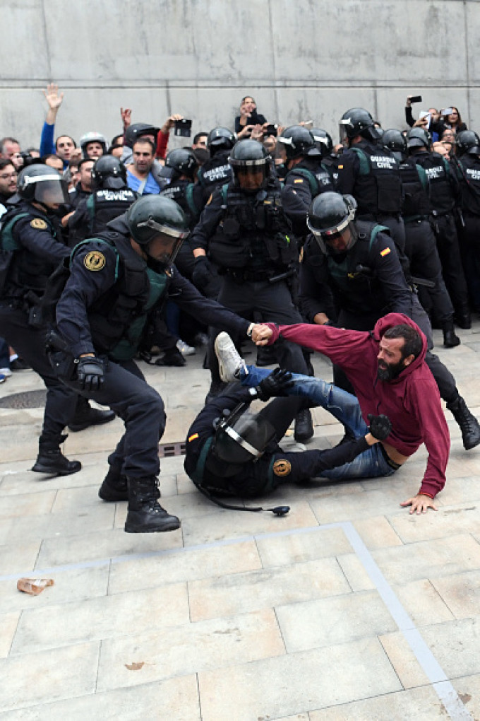“460 de răniți în Catalonia”. Bastoane, gloanţe de cauciuc și oameni scoși cu forța de la vot.