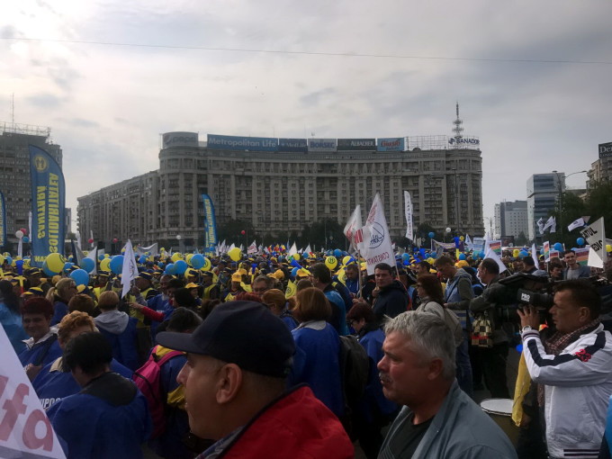 Câteva mii de sindicalişti protestează în Piaţa Victoriei