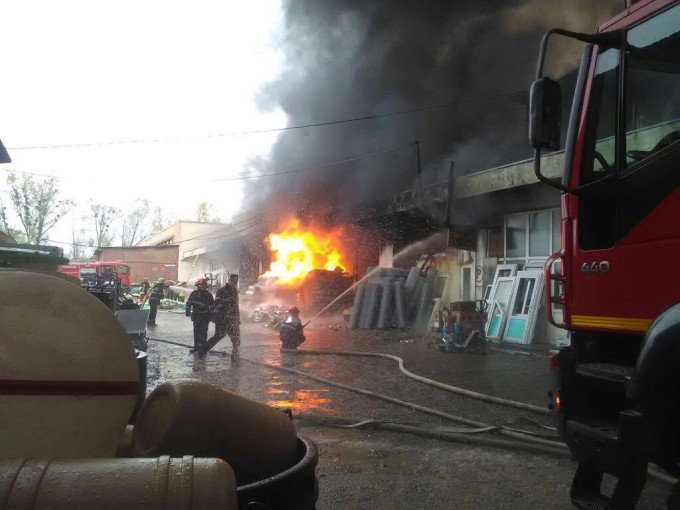 INCENDIU violent la un depozit de mase plastice, lacuri şi vopseluri din Vaslui