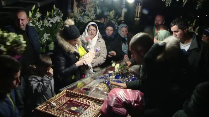 “Am 56 de ore de când nu am dormit”. Peste 40.000 de pelerini, la coadă la Sfânta Parascheva