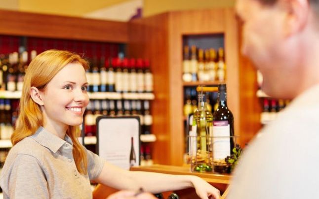 Plângere inedită la OPC: vânzătoare reclamată pe motiv că „face ochi dulci“ bărbaţilor