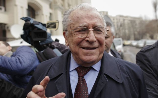 După 66 de ani de căsătorie, Ion Iliescu îşi distruge albumele de familie. Care este motivul deciziei
