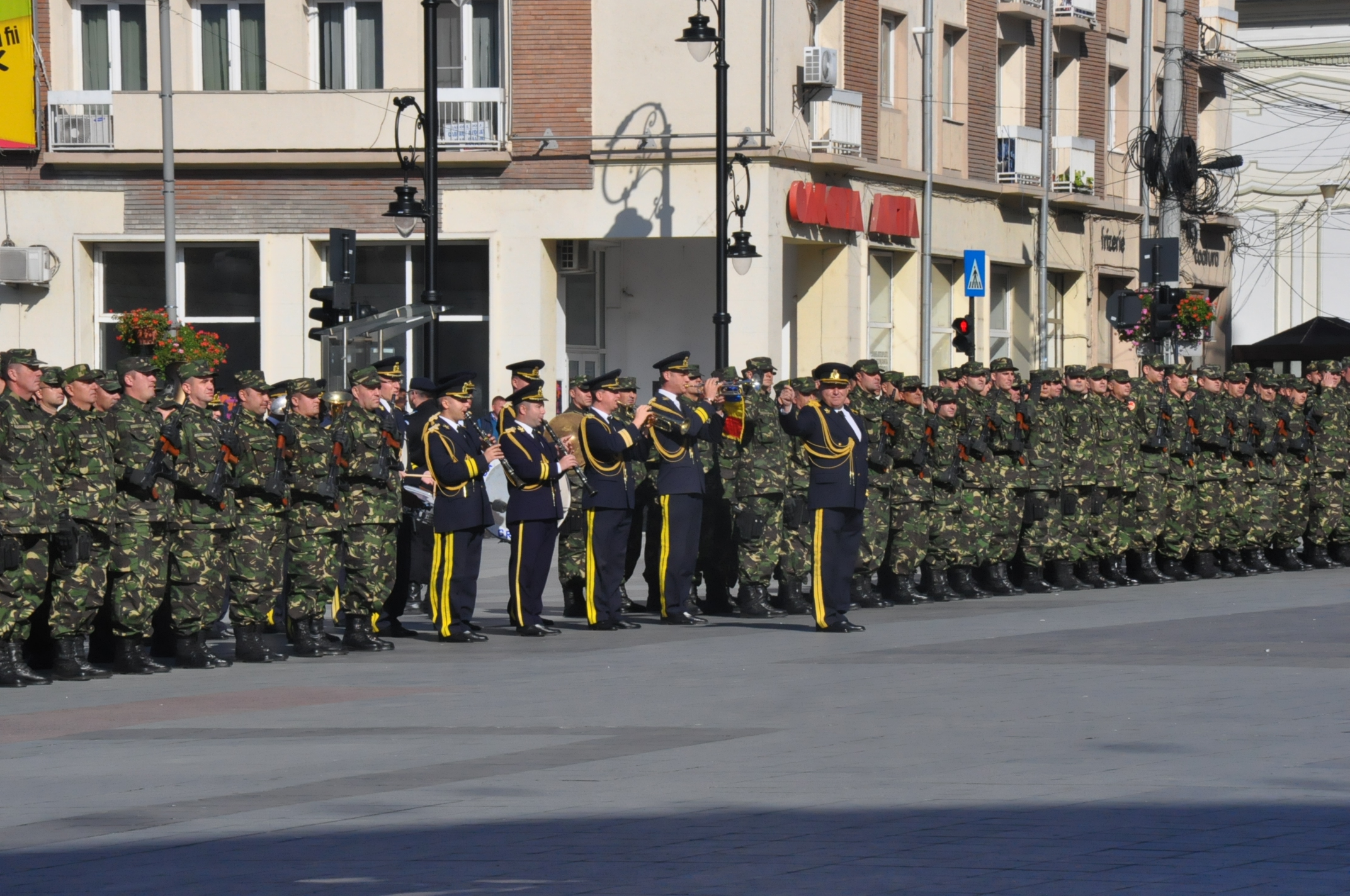 Piața Mihai Viteazul a fost gazda ceremonialului de repatriere a detaşamentului de apărare antiaeriană