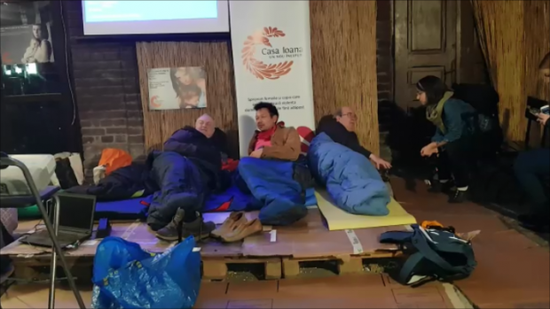 Ambasadorul Marii Britanii la Bucureşti a dormit alături de oamenii străzii