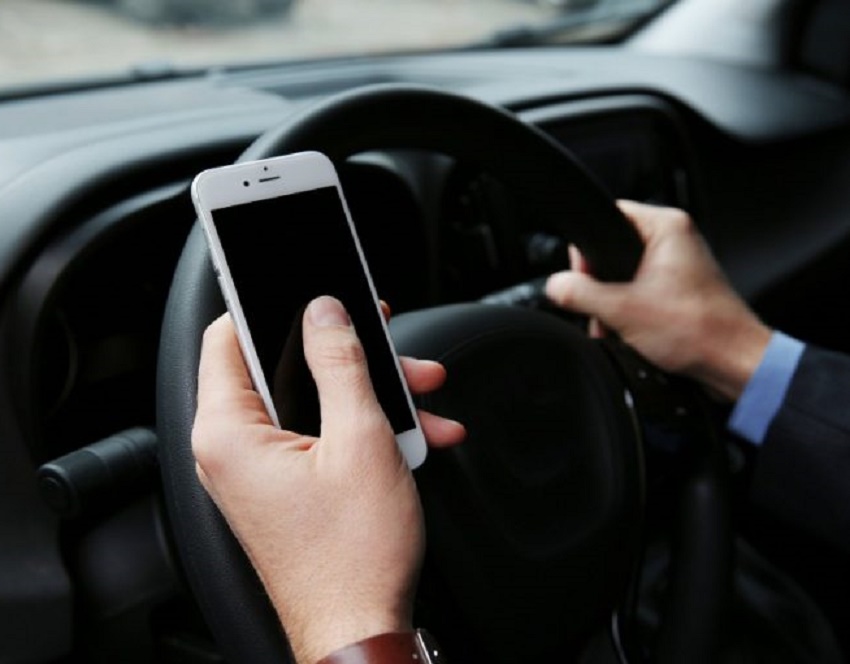 6 din 10 șoferi folosesc telefonul la volan