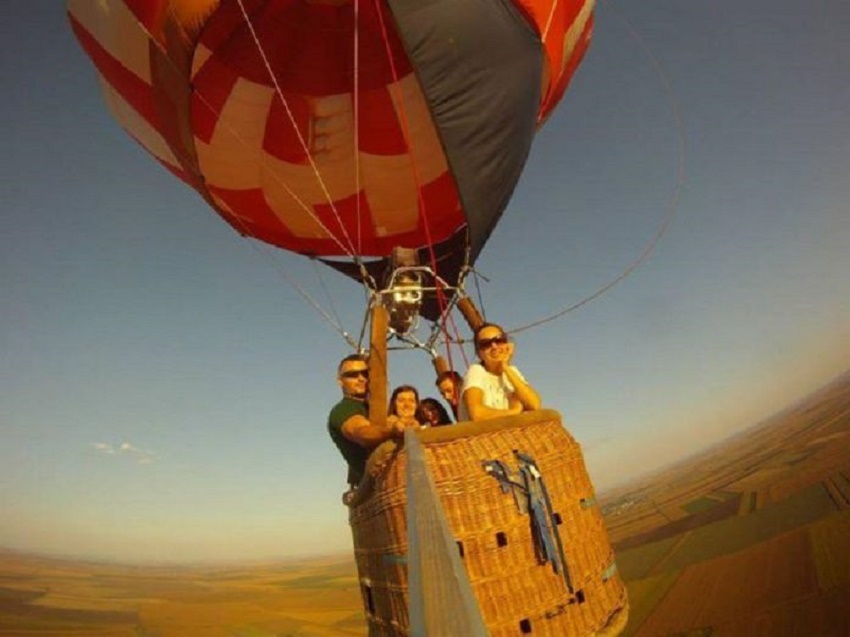 Caracalenii se dau cu balonul cu aer cald