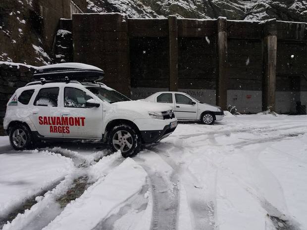 Salvamont Arges: Traseele montane au fost inchise, stratul de zapada depaseste 40 de cm