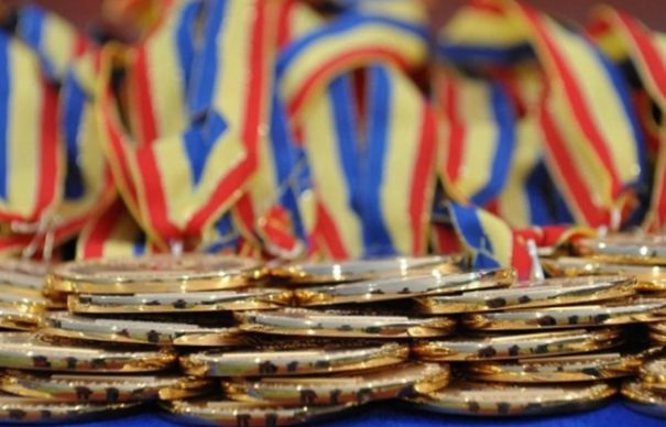 Elevii premianţi nu mai primesc burse fiindcă primarii au folosit banii ca să-şi mărească salariile