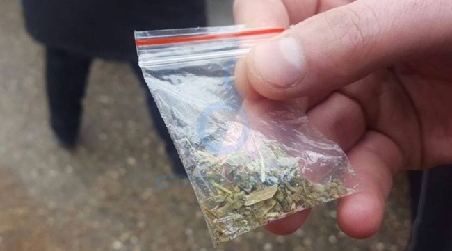 Tineri din Craiova cercetați pentru deținere de droguri