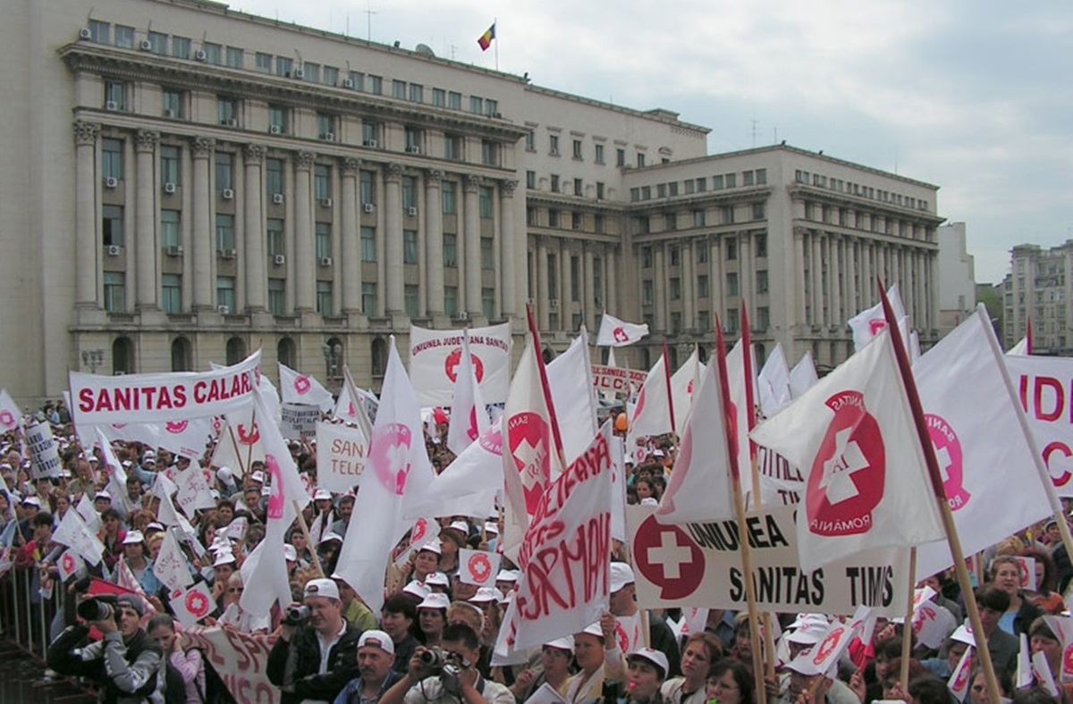Sindicaliștii UJ SANITAS Olt protestează la București