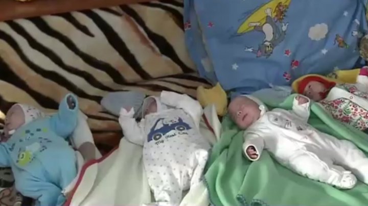 Povestea cvadrupleţilor născuţi după o sarcină în care mama nu a făcut niciun control medical
