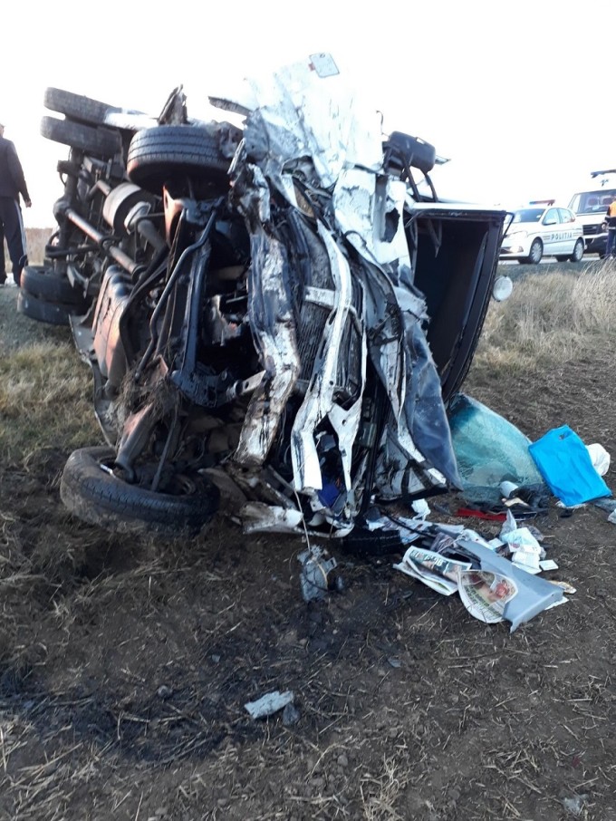 Accident cu un mort şi 5 răniţi, pe DN 22. Un microbuz s-a ciocnit cu un autoturism