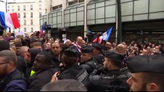 Proteste într-o suburbie a Parisului. Primarul nu mai vrea să vadă musulmani care se roagă pe stradă