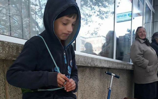 Băiatul de 10 ani care-şi vinde jucăriile în stradă ca să-şi cumpere haine de iarnă