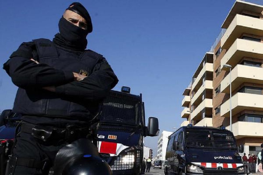 Poliţia spaniolă a destructurat o organizaţie de proxeneţi (audio)