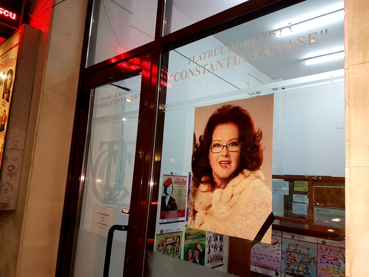 Altar de lumânări şi flori în faţa Teatrului de Revistă „Constantin Tănase” (audio)