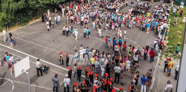 Mai mult de jumătate dintre elevii din România învaţă în şcoli supraaglomerate