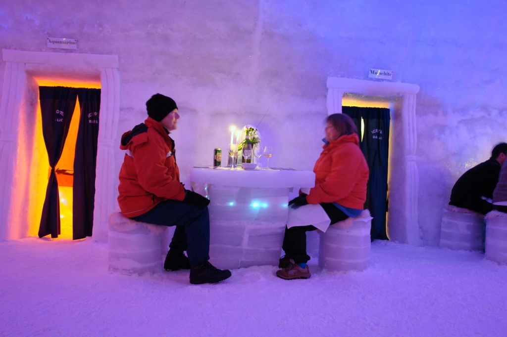 Turiștii din toată lumea, impresionați de hotelul de gheață de la Bâlea Lac