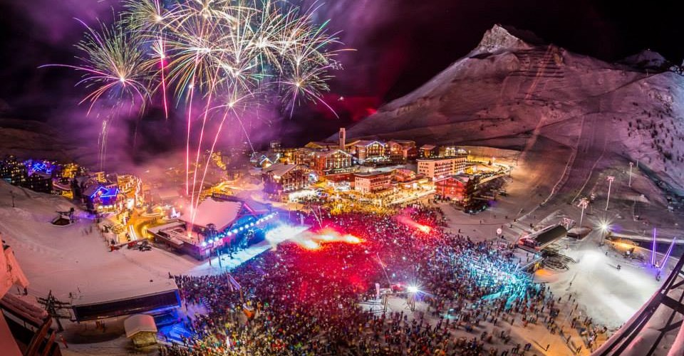 Mii de români petrec sărbătorile de iarnă în staţiuni montane