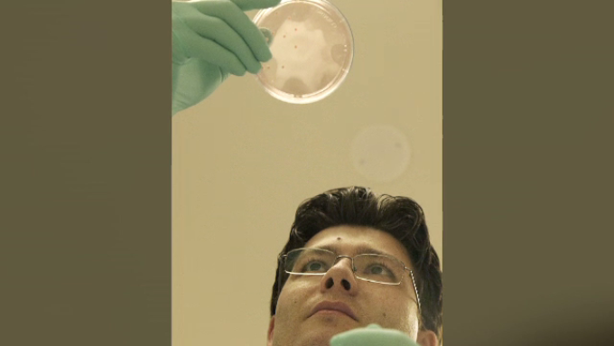 Născut la Aiud, caută leacul pentru autism la Stanford. Cercetătorul care obține porțiuni de creier din simple celule de piele