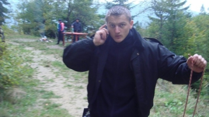 Polițistul din Suceava lovit cu sabia în cap de un interlop, internat la Târgu Mureș