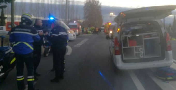 Un tren a izbit un autobuz școlar, în Franța: 4 morți