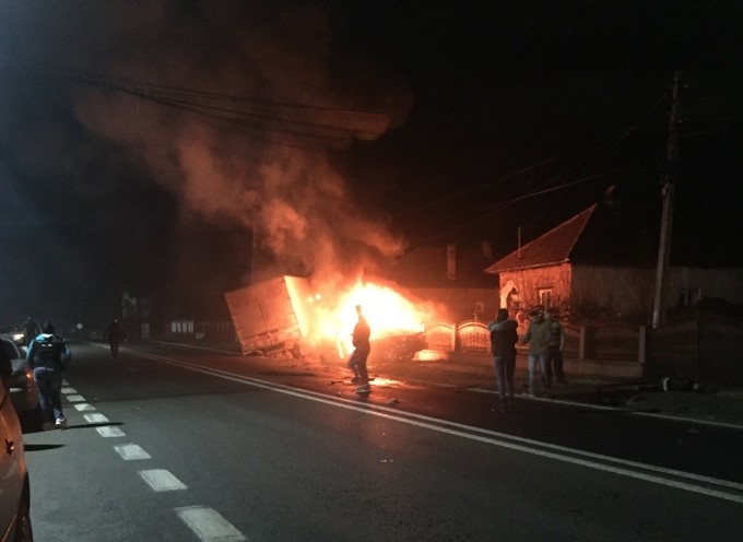 Accident grav în apropiere de Râmnicu Vâlcea. Un şofer ar fi ars de viu în maşină
