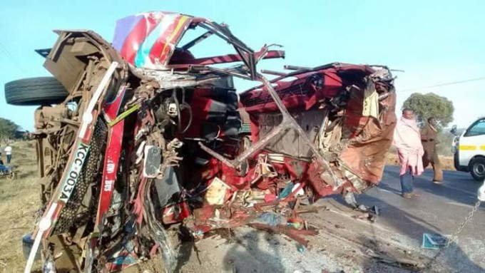Accident rutier cu cel puţin 30 de morţi, în Kenya. Un autobuz s-a ciocnit cu un camion