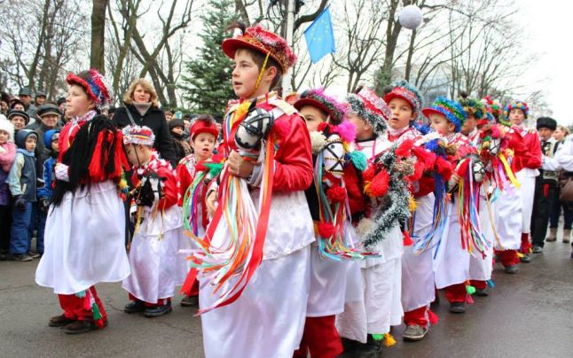 Turiștii francezi, fascinați de tradițiile din Bucovina: ”Doar în filme am văzut”