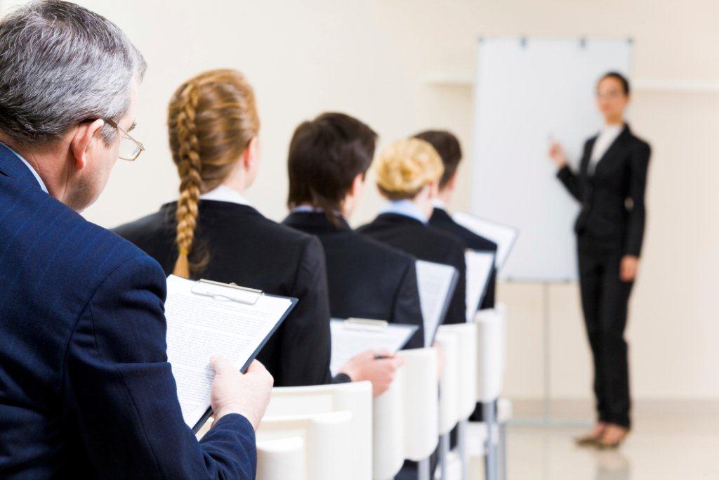 Mii de cursuri de calificare gratuite, la nivel național