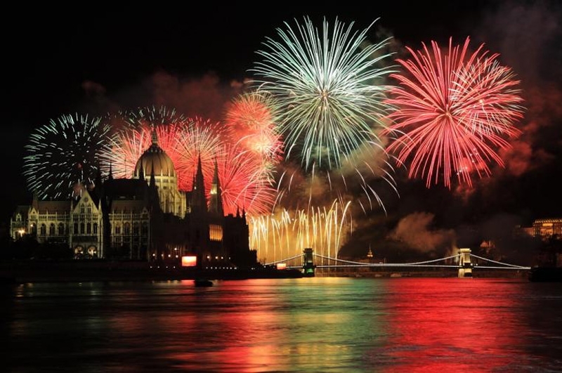 Cele mai ciudate 25 de TRADIŢII DE ANUL NOU, în lume